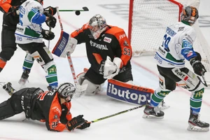 Goalie / Torwart Bastian Kucis (Löwen Frankfurt, Nr. 53) sicher beim Schuss von Calvin Pokorny (Bietigheim Steelers) , Löwen Frankfurt gegen Bietigheim Steelers, DEL2, Eishockey, Saison 2020/2021, 18.03.2021, - Foto: FRANK HEINEN © rscp-photo.net