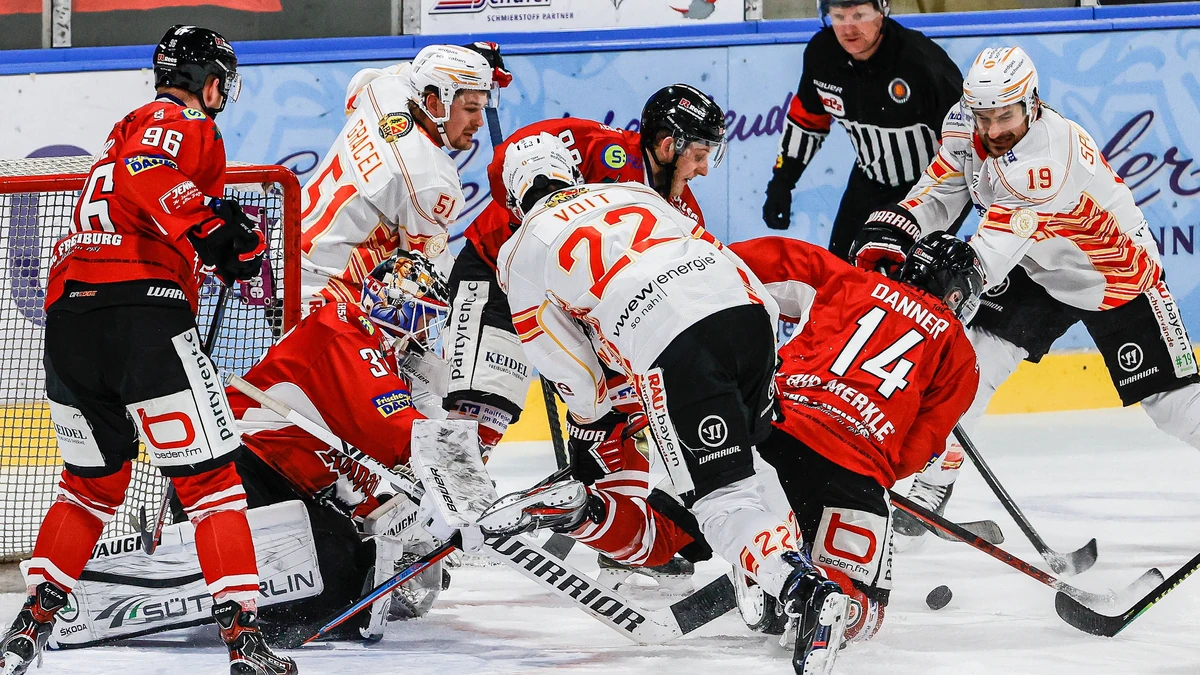 Vor dem Tor von Ben Meisner (EHC Freiburg #37), DEL2 Eishockeyspiel, EHC Freiburg vs ESV Kaufbeuren, am Sonntag, den 14. Februar 2021 / Echte Helden Arena in Freiburg (Deutschland). *** Local Caption *** 00420041