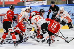 Vor dem Tor von Ben Meisner (EHC Freiburg #37), DEL2 Eishockeyspiel, EHC Freiburg vs ESV Kaufbeuren, am Sonntag, den 14. Februar 2021 / Echte Helden Arena in Freiburg (Deutschland). *** Local Caption *** 00420041