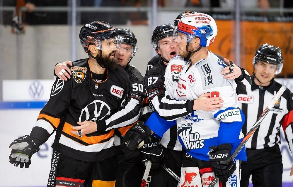 Dominik Bittner von den Grizzlys Wolfsburgg und Matt Carey von den Schwenninger Wild Wings w?hrend des Spiels zwischen den Grizzlys Wolfsburg und den Schwenninger Wild Wings am 15.09.2019 in Wolfsburg, Deutschland. (Foto von Moritz Eden/City-Press GmbH)