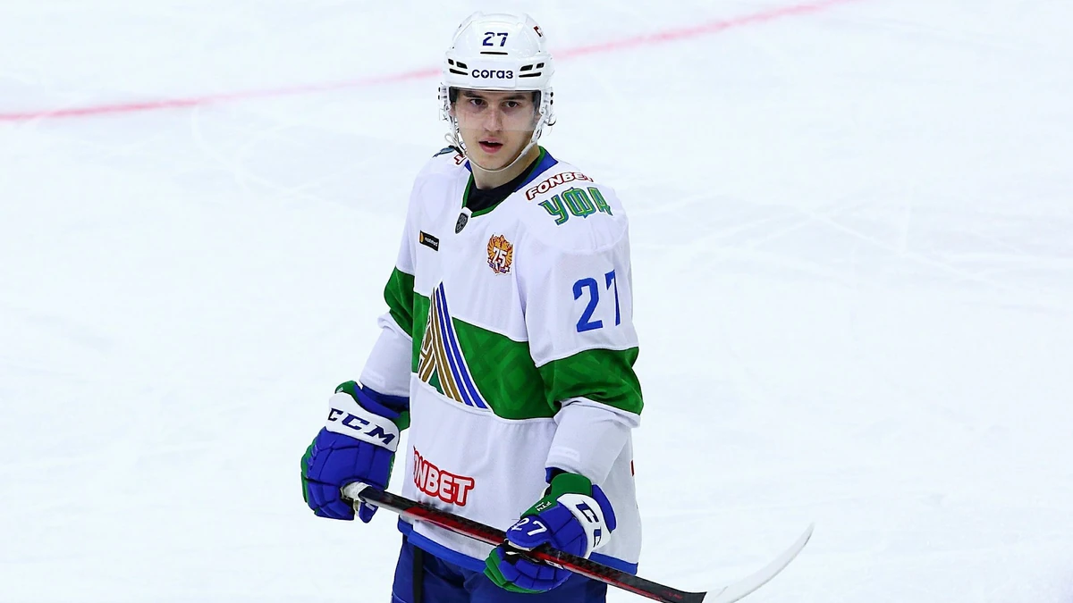 Russian Federation. St. Petersburg. Ice Sports Palace. Hockey. Continental Hockey League. Regular season. KHL season 2021/22 - SKA v Salavat Yulaev. Hockey club player Salavat Yulaev Rodion Amirov