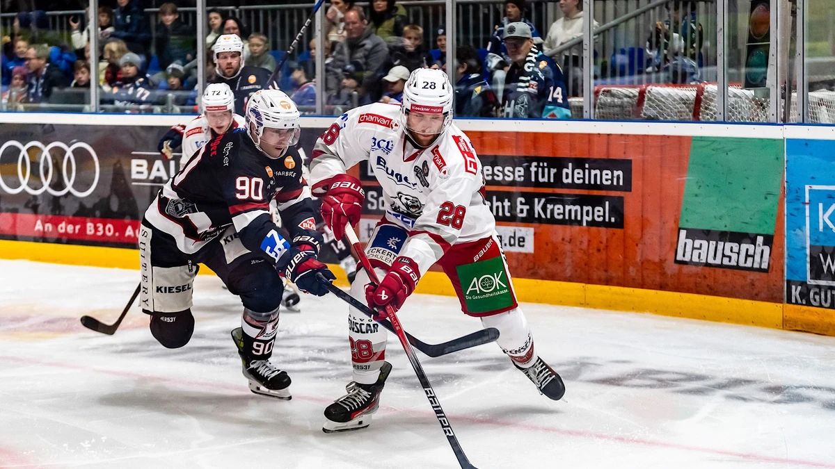 Sean Giles (28, Eisbaeren Regensburg) und Adam Payerl (90, Ravensburg Towerstars)

GER, Ravensburg Towerstars vs Eisbaeren Regensburg, Eishockey, DEL2, Spieltag 6, Saison 2024/25, 29.09.2024,

Foto: Eibner-Pressefoto/Florian Wolf