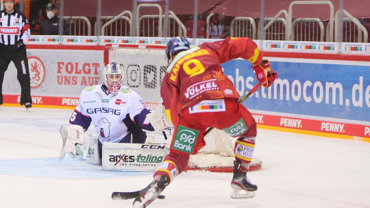 Maxi Kammerer (Duesseldorfer EG, Nr. 9) scheitert an Mathias Niederberger (Eisbaeren Berlin, Nr. 35)im Spiel der Duesseldorfer EG gegen die Eisbaeren Berlin(Penny DEL, 11.01.2021)
