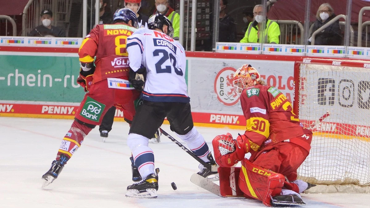 Eric Cornel (Nuernberg Ice Tigers, Nr. 20) kommt nicht zum Abschluss
im Spiel der Duesseldorfer EG gegen die Nuernberg Ice Tigers
(Penny DEL, 26.03.2021)