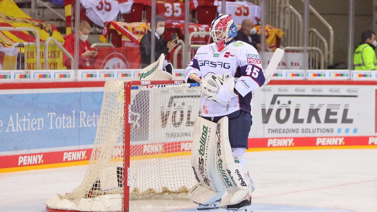 Tobias Ancicka (Eisbaeren Berlin, Nr. 45) bereitet sich auf seinen Einsatz vor
im Spiel der Duesseldorfer EG gegen die Eisbaren Berlin
(Penny DEL, 25.01.2021)