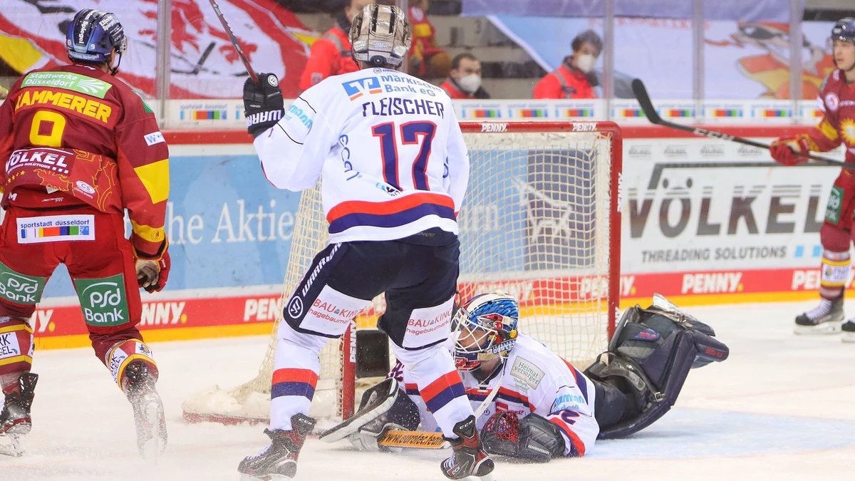 Maxi Kammerer (Duesseldorfer EG, Nr. 9) kann es nicht fassen, dass Andreas Jenike (Iserlohn Roosters, Nr. 92) den Puck begraben hat
im Spiel der Duesseldorfer EG gegen die Iserlohn Roosters
(Penny DEL, 25.02.2021)