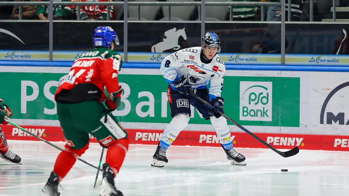 im Zweikampf, Aktion, mit Anrei Hakulinen #94 (Augsburger Panther), Philipp Krauss #8 (ERC Ingolstadt), Augsburger Panther vs. ERC Ingolstadt, 1. Spieltag, Eishockey, Penny-DEL, 19.09.2024