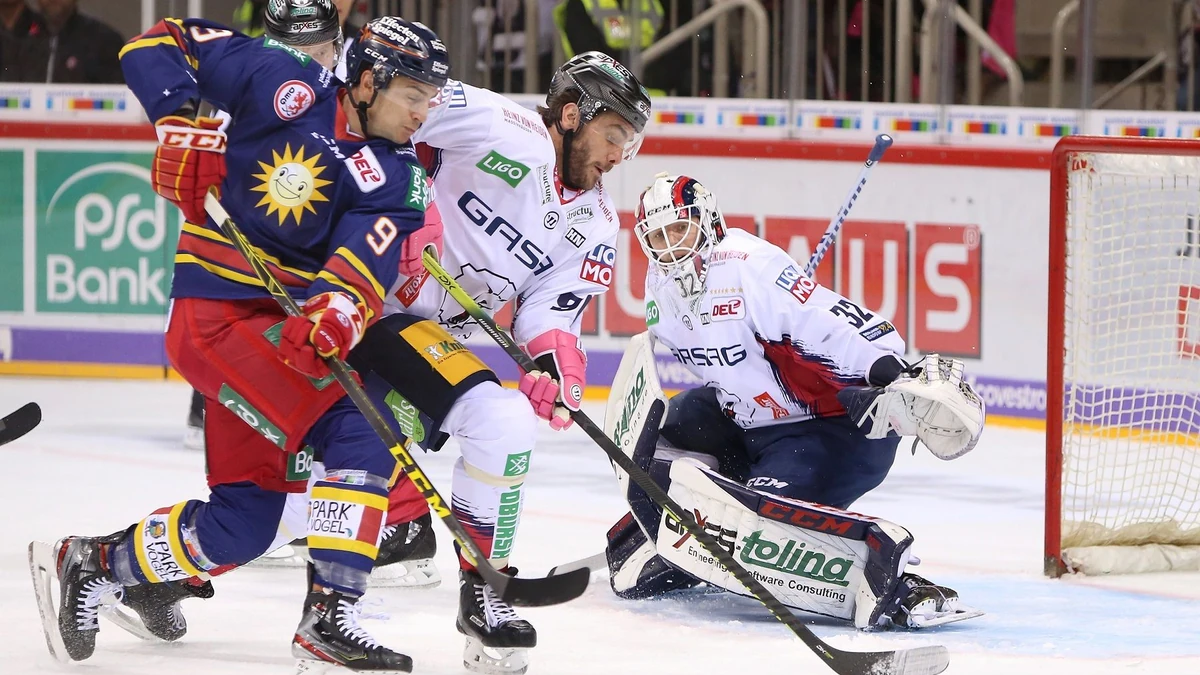 Constantin Braun klaert vor Maximilian Kammerer (Duesseldorfer EG, Nr. 9)
im Heimspiel der Duesseldorfer EG gegen Eisbaeren Berlin (18.10.2019).