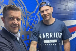 Sportdirektor Franz-David Fritzmeier begrüßt Anthony Camara in Iserlohn.