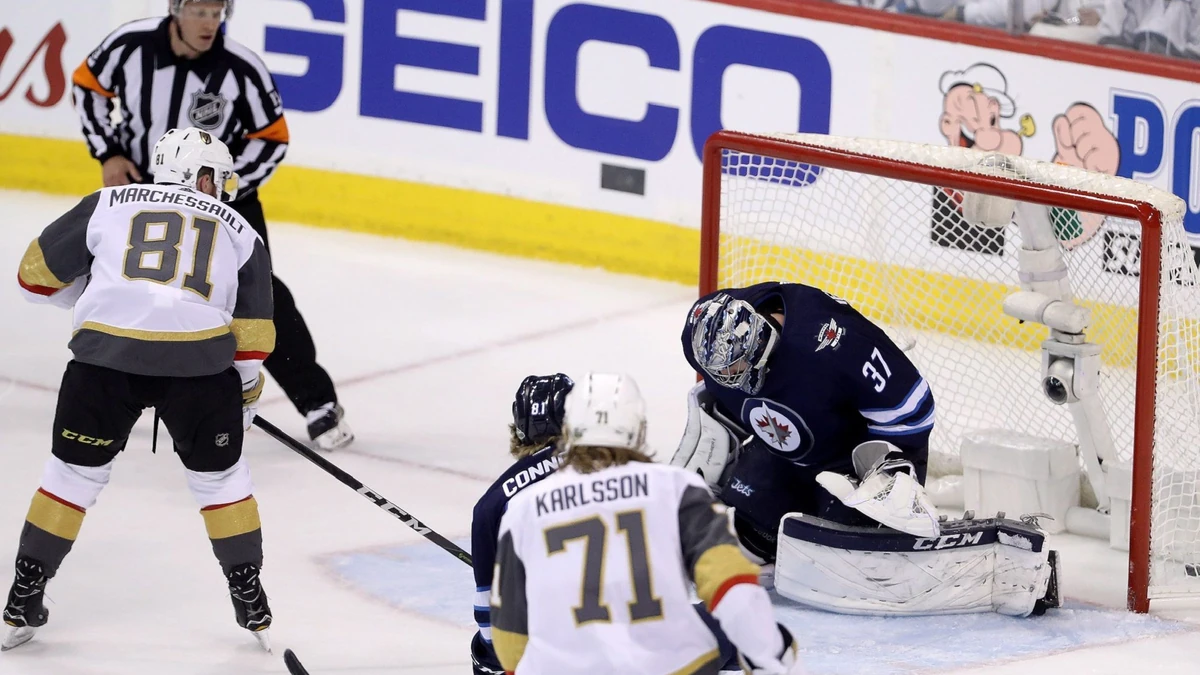 Vegas-Stürmer Jonathan Marchessault (Nr. 81) trifft durch das "Fivehole" von Hellebuyck.