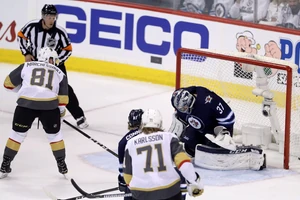 Vegas-Stürmer Jonathan Marchessault (Nr. 81) trifft durch das "Fivehole" von Hellebuyck.