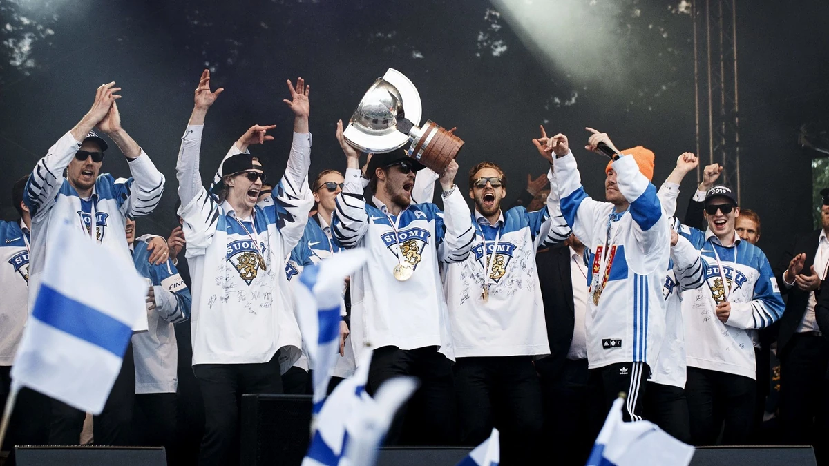 So sehen Sieger aus: Die finnischen Weltmeister mit dem WM-Pokal.