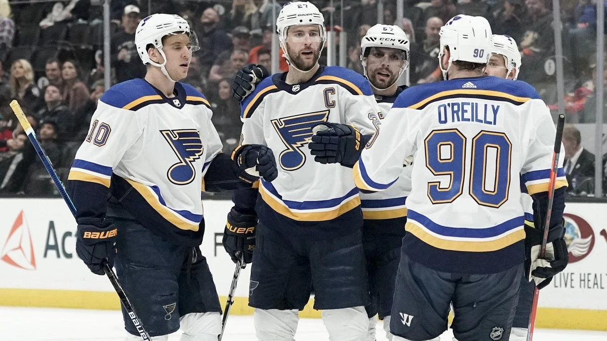 Alex Pietrangelo (Mitte, Nr. 27) traf doppelt in dem wiederholten Spiel seiner Blues gegen die Anaheim Ducks.