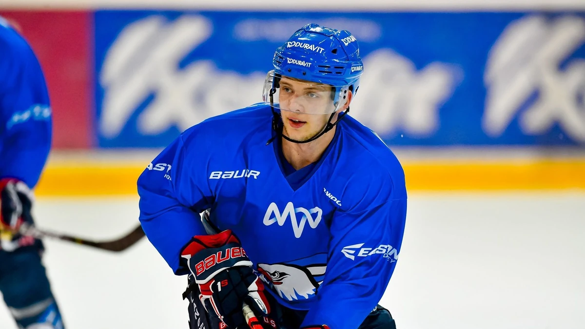 Lean Bergmann #19 / Adler    ,
Adler Mannheim Eistraining.   ,
DEL Eishockey Adler Mannheim 19/20,
 © Copyright: AS Sportfoto / Soerli Binder, 
www. as-sportfoto.de, 
MSP_0108_Adler_