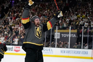 Mark Stone schoss seine Vegas Golden Knights 26 Sekunden vor Spielende zum 4:3-Erfolg beim Saisonauftakt gegen die Los Angeles Kings.