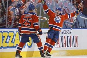 Connor McDavid leistete bei seinem Comeback drei Torvorlagen.