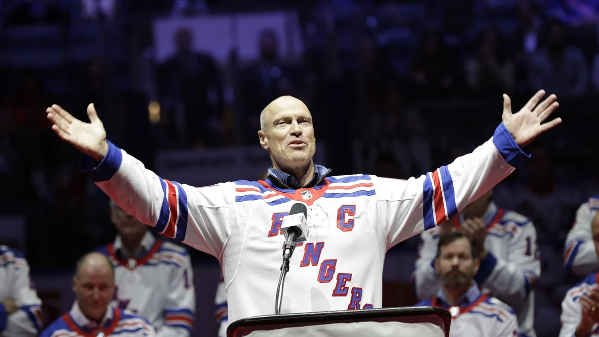 Mark Messier gestures to fans while speaking during a pregame ceremony to acknowledge the 25th anniversary of the 1994 New York Rangers winning the Stanley Cup before an NHL hockey game between the Rangers and the Carolina Hurricanes Friday, Feb. 8, 2019, in New York. (AP Photo/Frank Franklin II) |
