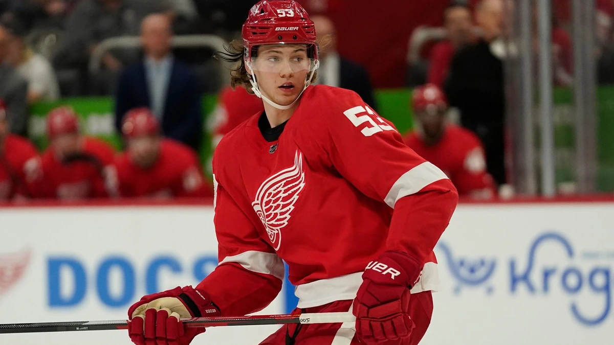 Moritz Seider bewies gegen die Chicago Blackhawks bei seinem 23. Saison-Assist viel Übersicht und großes Spielverständnis.