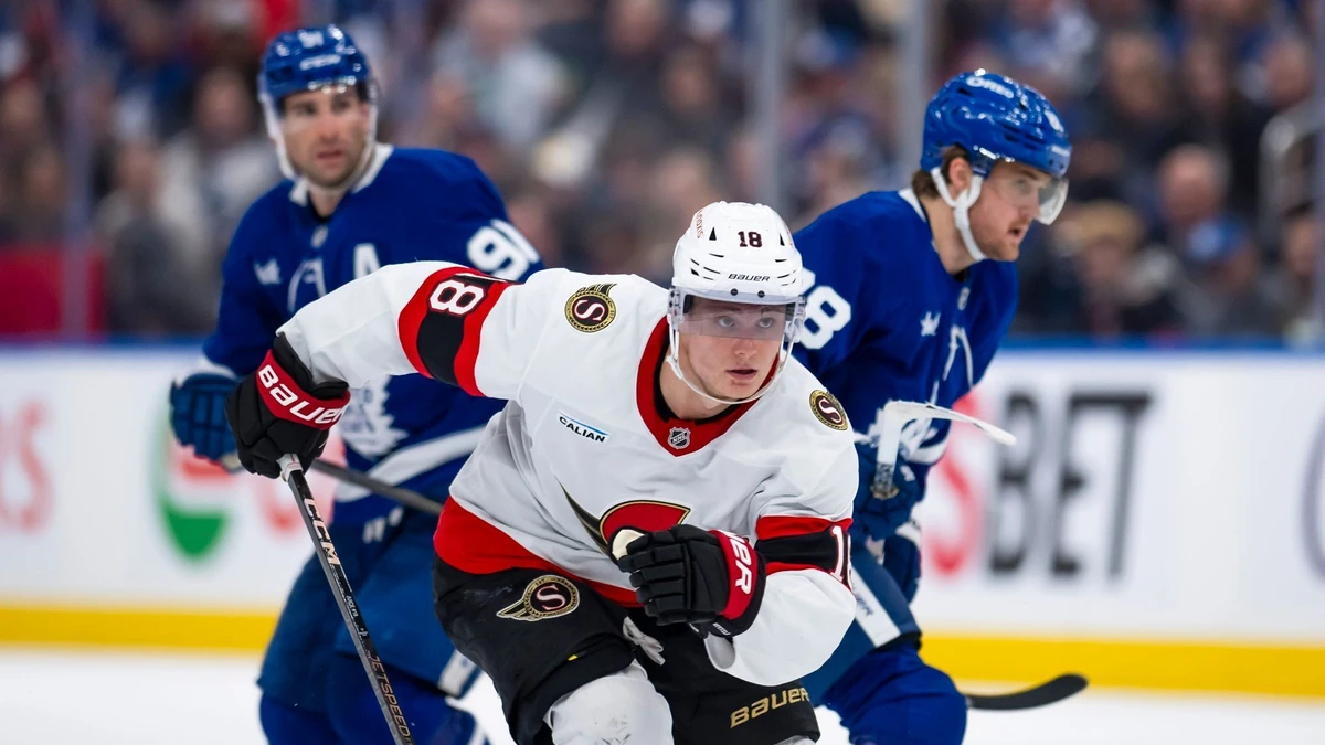 Tim Stützle im Duell mit den Toronto Maple Leafs.