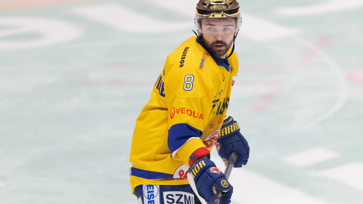 Peter Quenneville (Lausitzer Füchse, 8). Eishockey-Spiel der DEL 2 zwischen den Löwen Frankfurt und den Lausitzer Füchse am 22. Oktober 2021 in der Eissporthalle Frankfurt am Main.