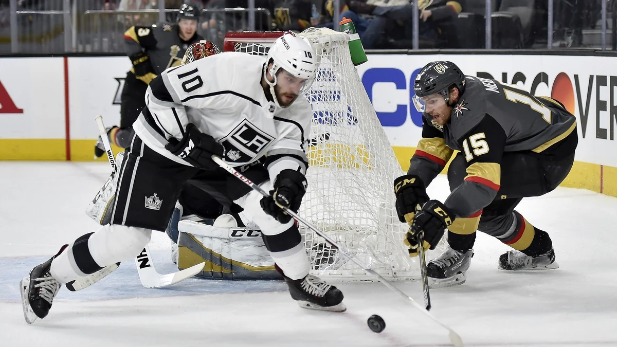 Tobias Rieder (l.) feierte mit den LA Kings einen wichtigen Sieg bei den Vegas Golden Knights.