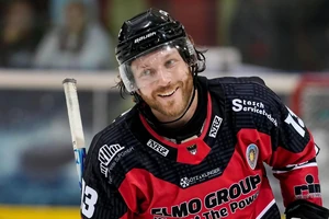 Philippe Sanche erzielte beim 6:3-Auftaktsieg der Füchse Duisburg zwei Tore und bereitete einen weiteren Treffer vor.