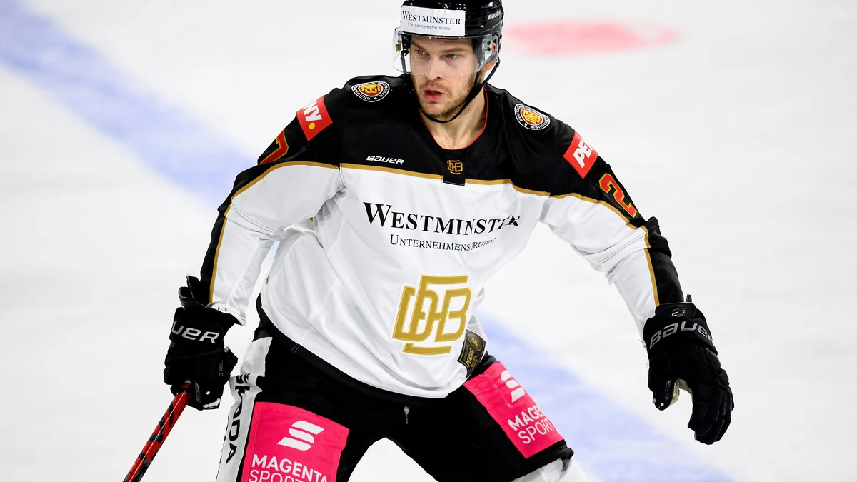 Sebastian UVIRA (GER) Aktion, Eishockey Deutschland (GER) - Schweiz (SUI) 3:0, am 13.11.2021. Deutschland Cup vom 11.-14.11.2021 in Krefeld/ Deutschland. Â