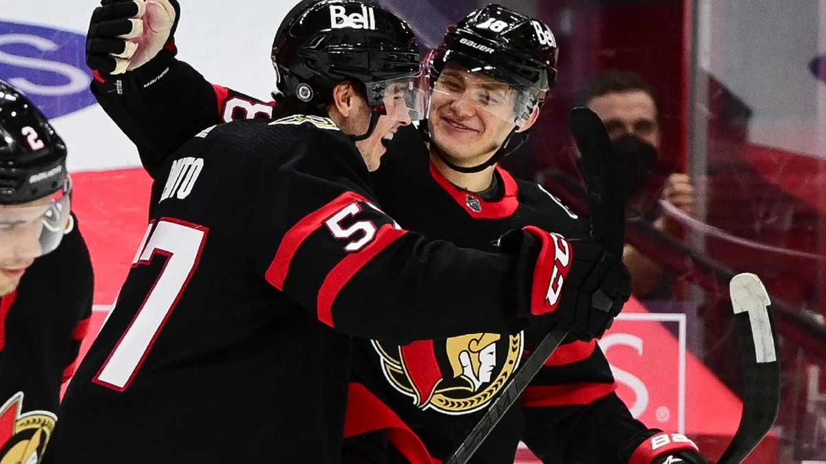 Tim Sützle (r.) erzielte seinen ersten Hattrick als Eishockey-Profi.