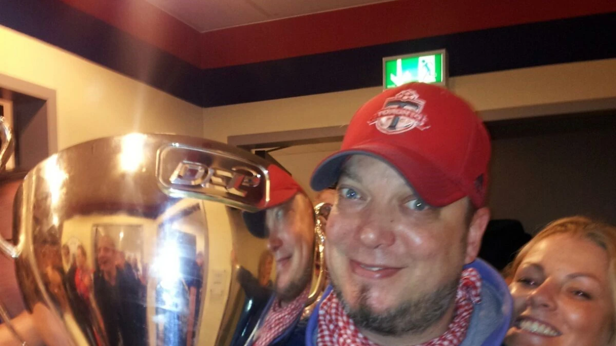 Ronald Toplak im Bild mit dem Meisterpokal