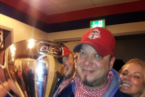 Ronald Toplak im Bild mit dem Meisterpokal